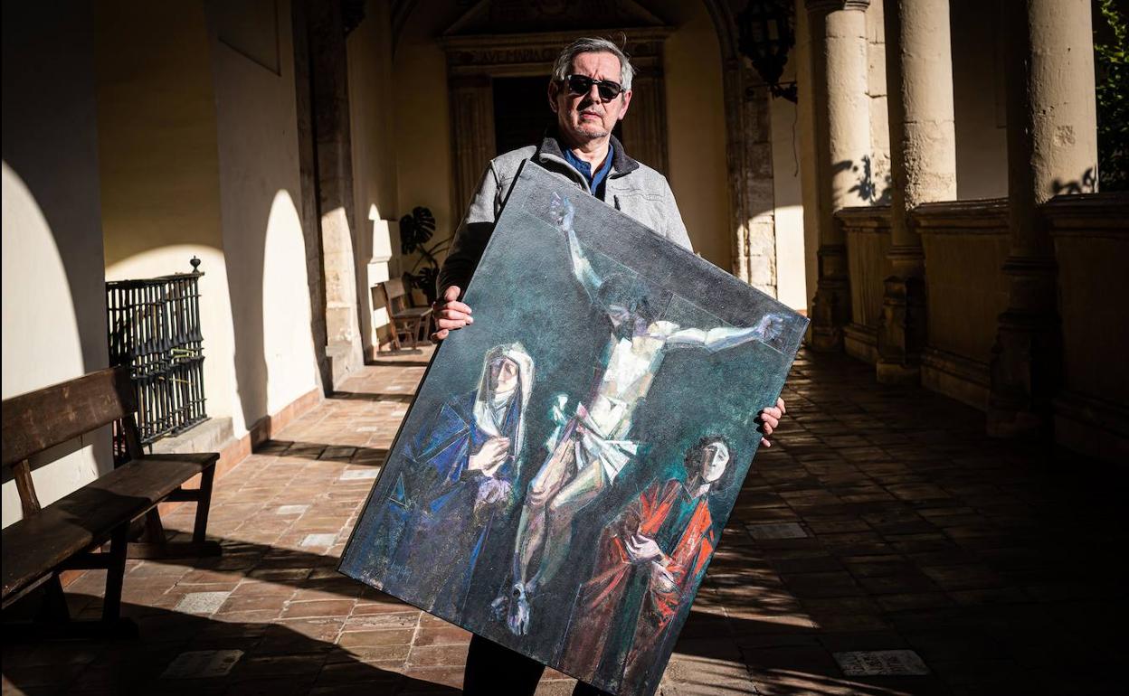 El artista, en el claustro del Monasterio de San Jerónimo, con una de sus obras.