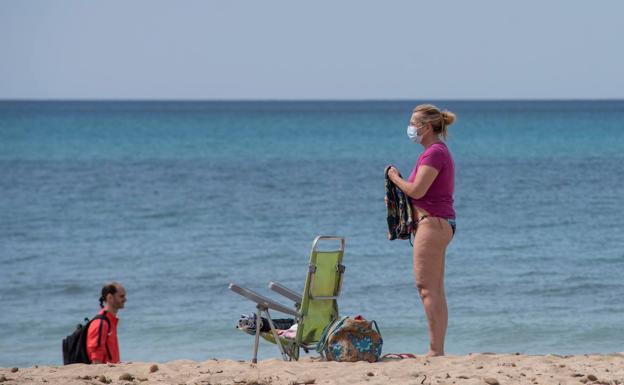 La Junta se opone al uso de la mascarilla tomando el sol en las playas de Andalucía. 