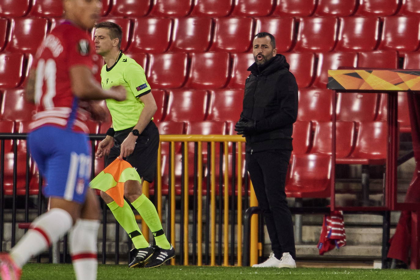Diego Martínez dirige a sus futbolistas frente al Nápoles. 