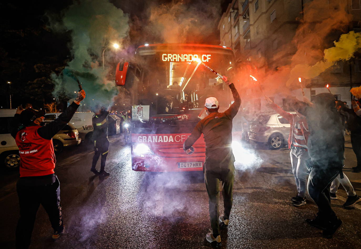 Recibimiento a las afueras de Los Cármenes antes del partido contra el Nápoles. 
