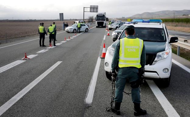 Control de la Guardia Civil para evitar desplazamientos no justificados.