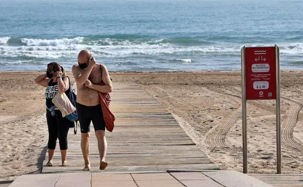 Sanidad no obligará a usar la mascarilla en playas y piscinas, pero sí cuando se den paseos