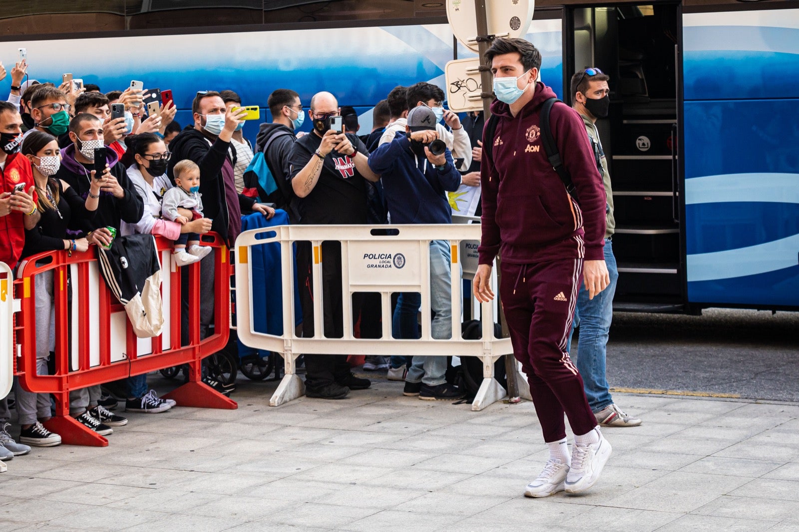 Los 'diablos rojos' aterrizan en la capital para el duelo de cuartos de final de la Europa League contra el Granada CF