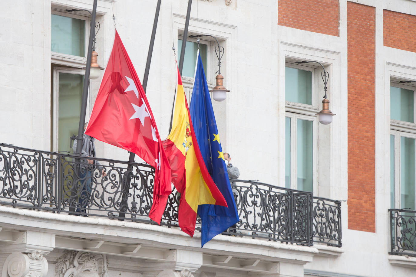La enseña madrileña, junto a las banderas española y europea. 