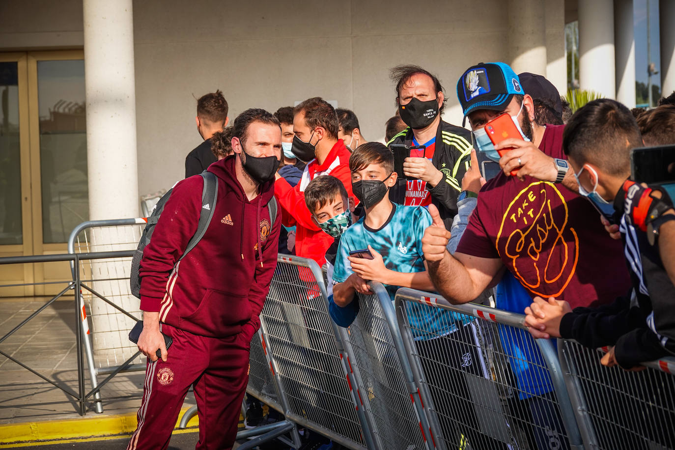 Juan Mata posa para los aficionados en el aeropuerto. 