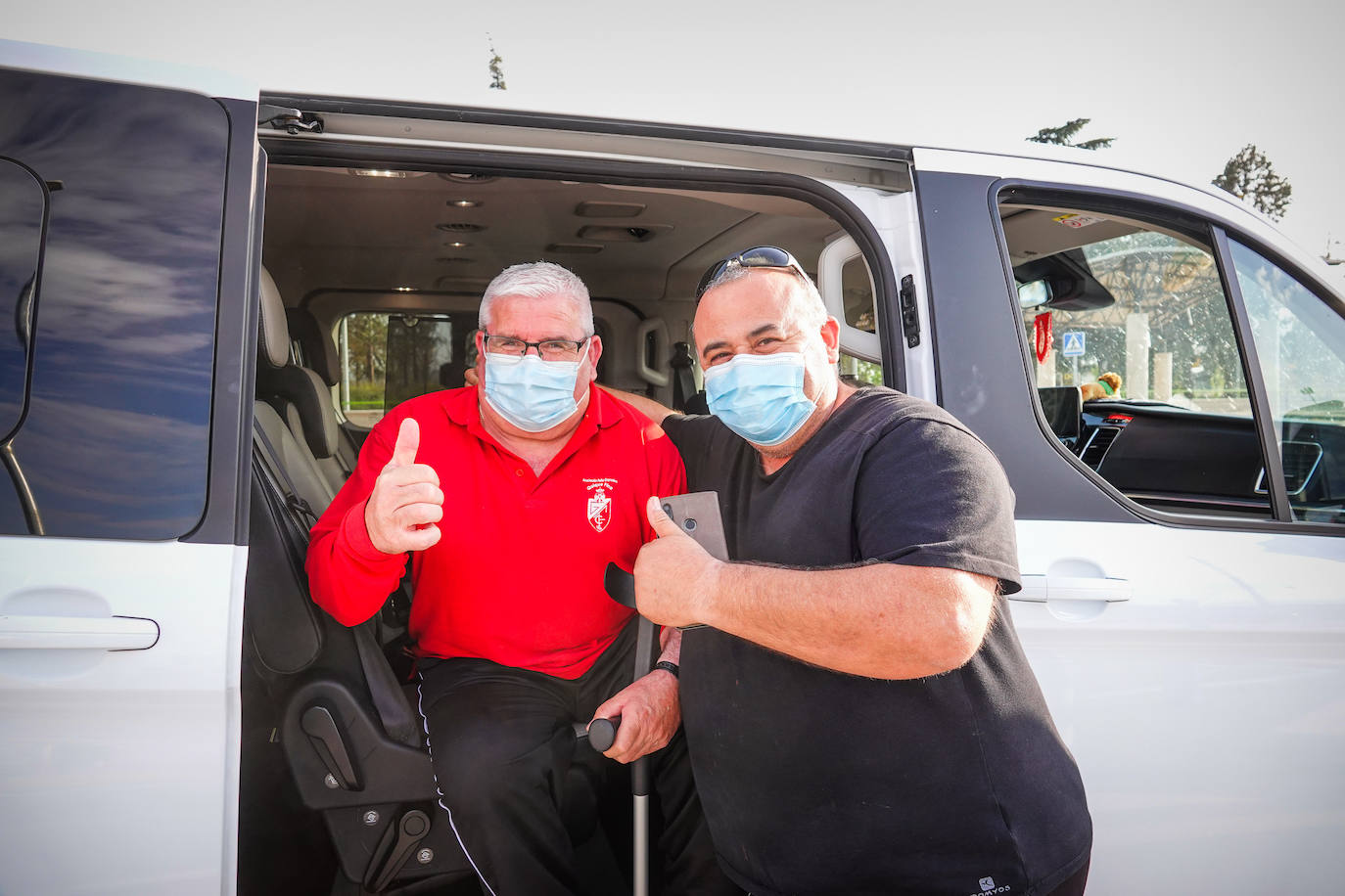 Rafael y Juan Manuel, en su vehículo ya en el aeropuerto. 