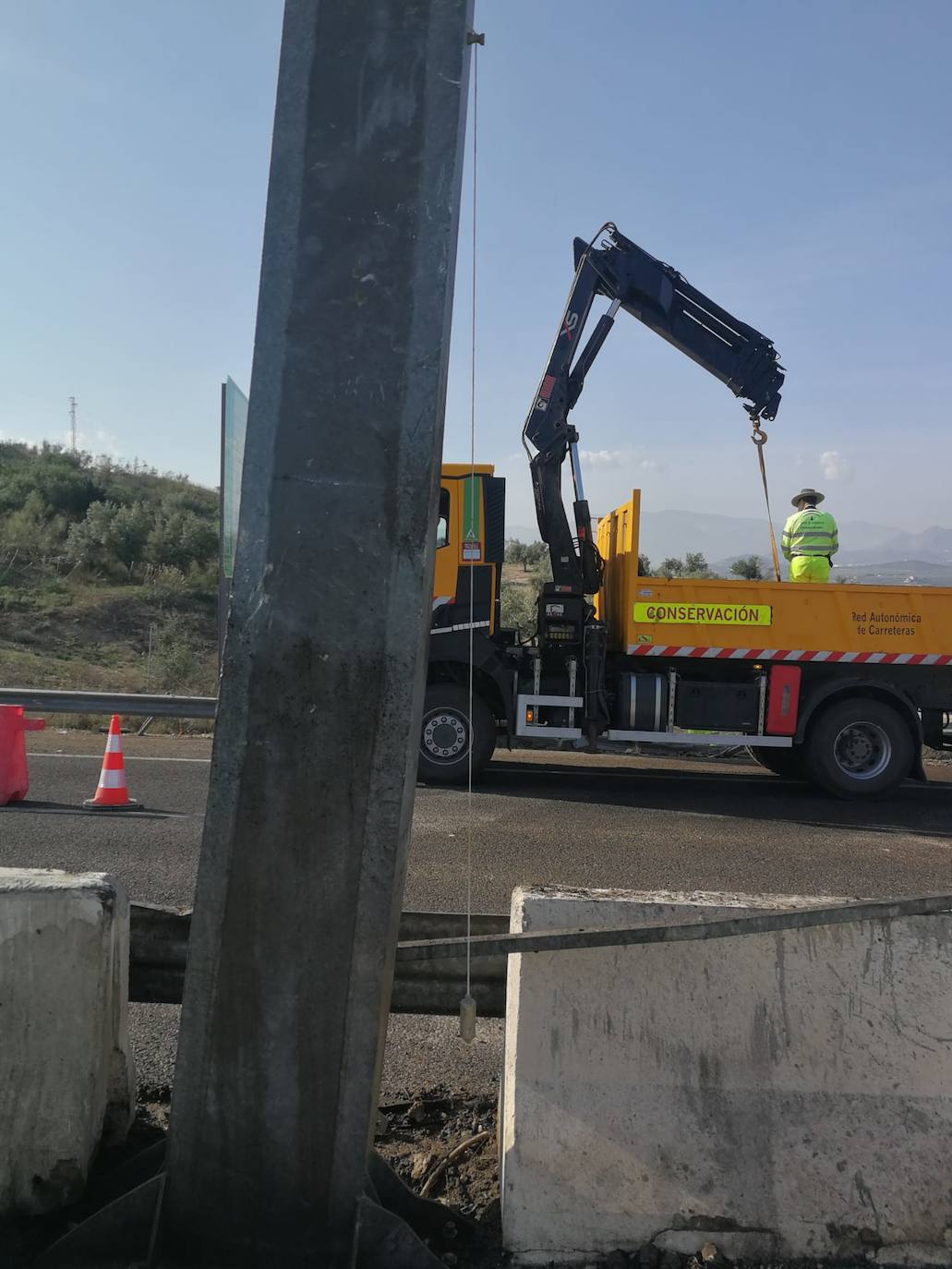Labores en el pórtico dañado en la A-316. 