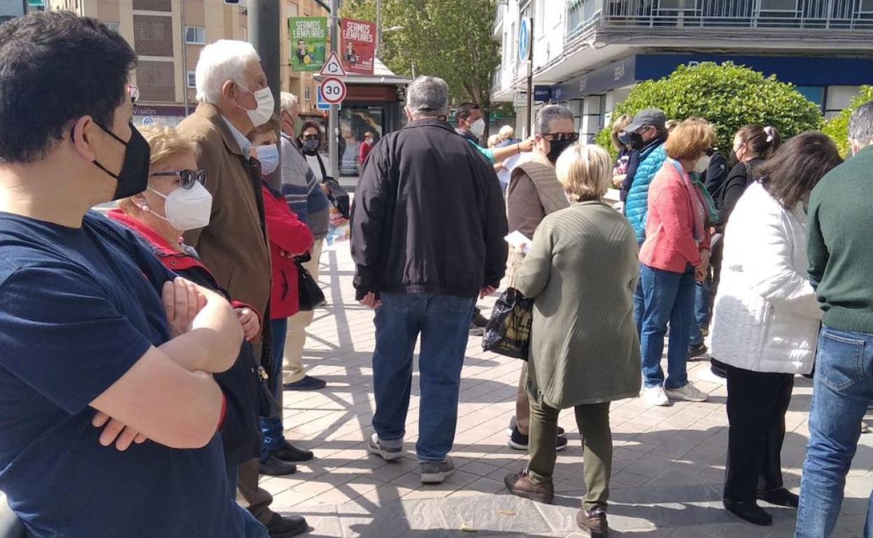 La gente quedó esperando a las puertas del Centro de Salud Zaidín Centro. 