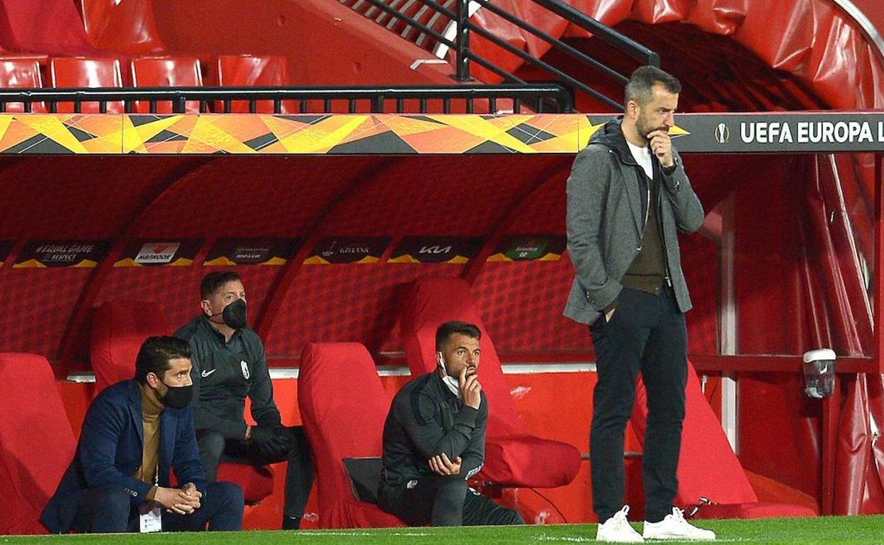 Diego Martínez, pensativo sobre el césped. 