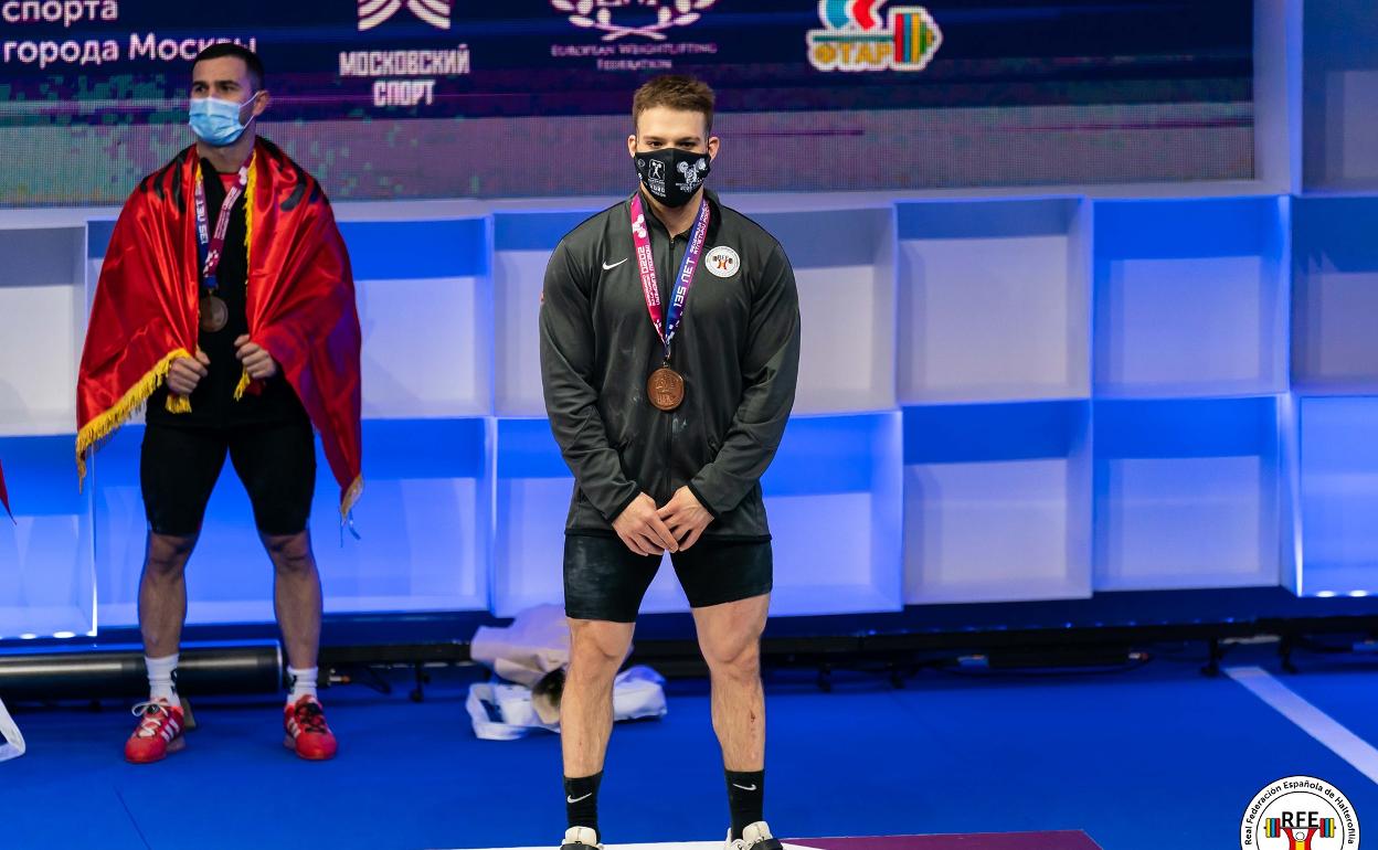 El deportista almeriense recibió la presea en una ceremonia adaptada a las normativas covid.