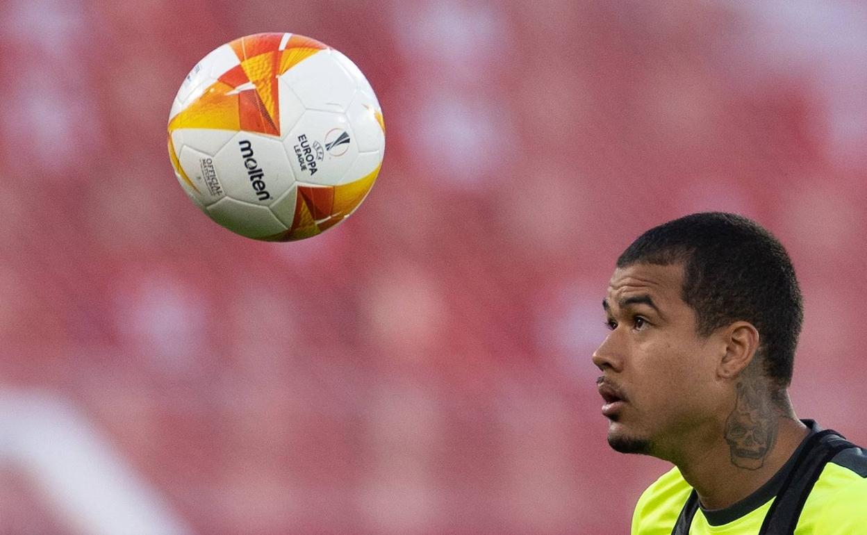 Kenedy observa el balón en la sesión. 
