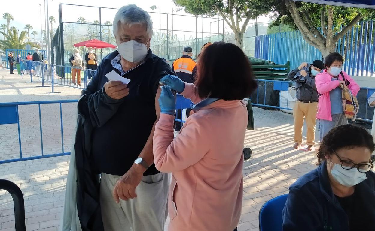 Almuñécar vacunó ayer a un centenar de vecinos en una instalacióndeportiva.