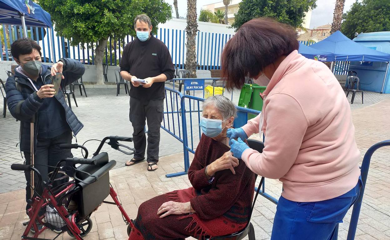 Thelma, vecina neozelandesa afincada en Otívar, recibió ayer su dosis tras meses de espera. 