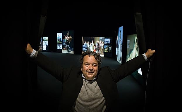 Abriendo el telón de la exposición. 