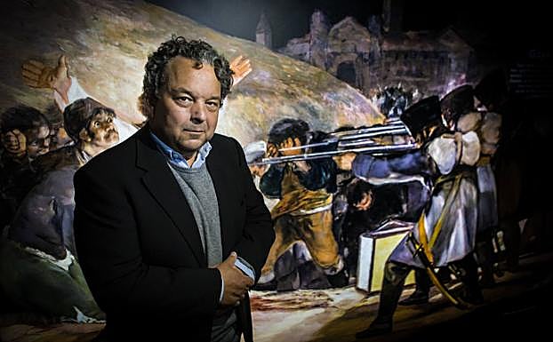 Gosálvez ante eL panel que recrea los fusilamiento del 2 de mayo en Madrid. 