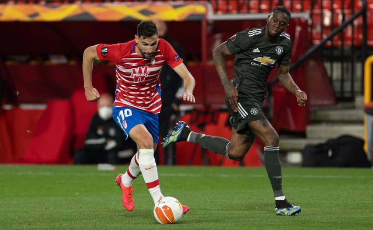 Antonio Puertas conduce el balón ante Wan-Bissaka.
