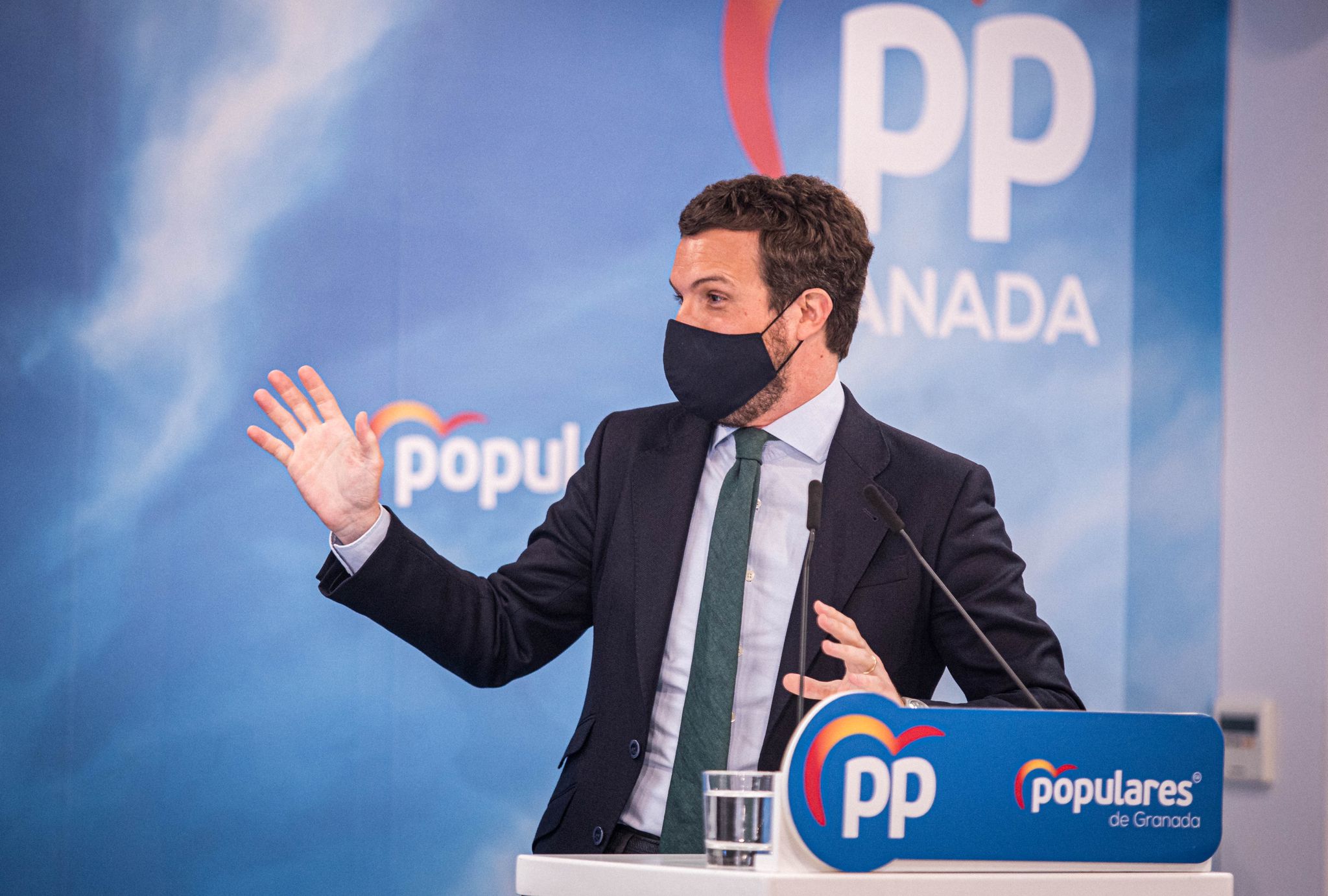 Imagen secundaria 2 - Moreno y Casado con las camisetas del Granada que les regaló el presidente provincial del partido y otros momentos de su visita a la sede de Granada. 