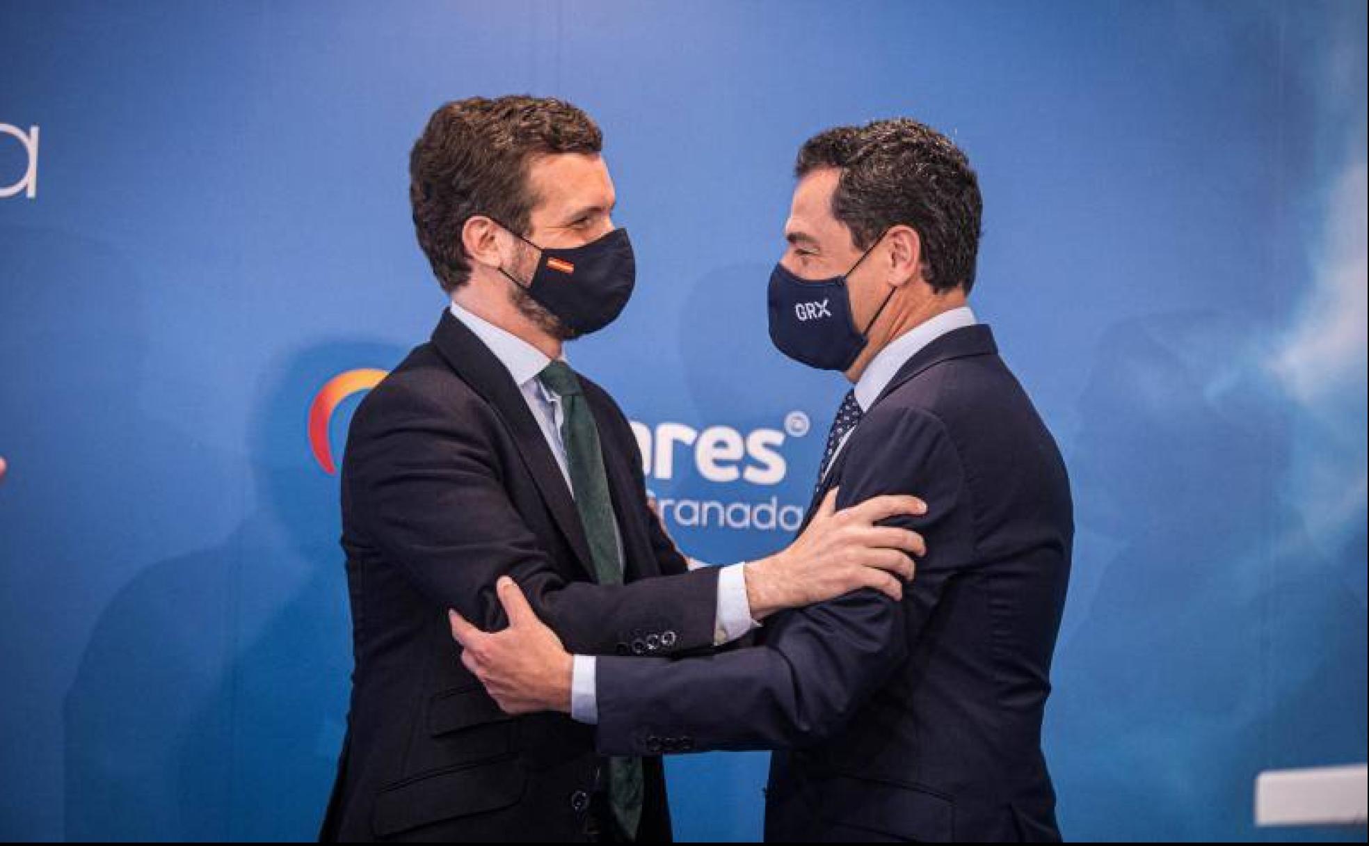 Pablo Casado y Juanma Moreno se saludan en la sede del PP de Granada. 