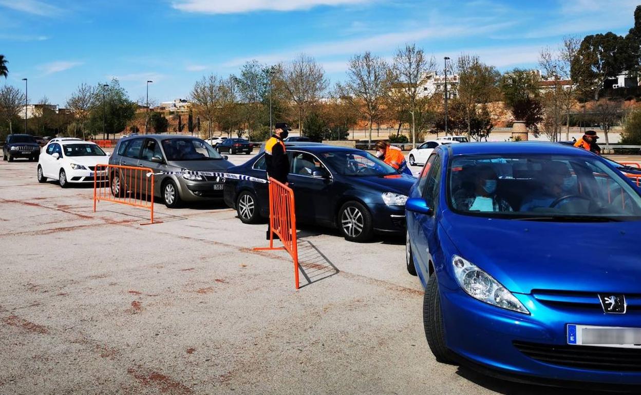 Colas en el punto de vacunación en Andújar. 