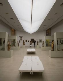 Imagen secundaria 2 - Arriba, tabla de Van der Goest. Abajo, Virgen de la época medieval y sala principal del museo. 