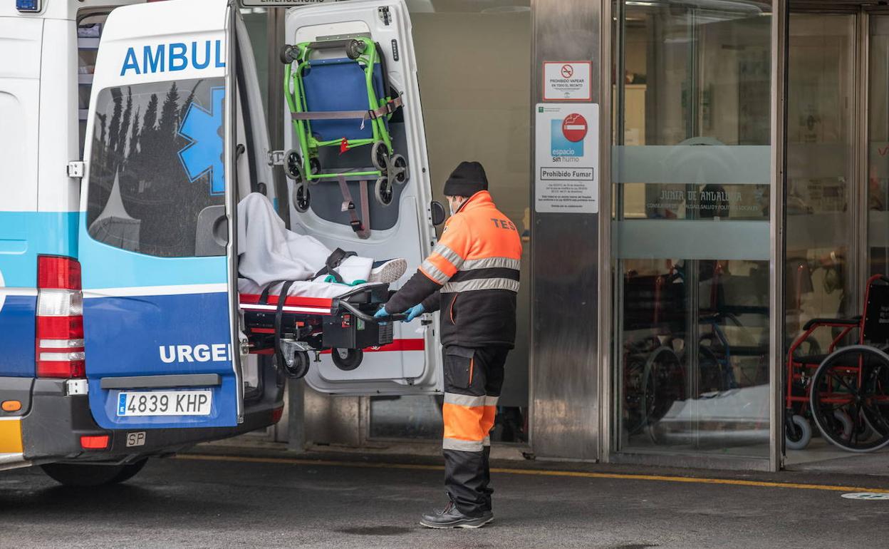 Trasladan a un paciente a las Urgencias del Hospital Virgen de las Nieves. 
