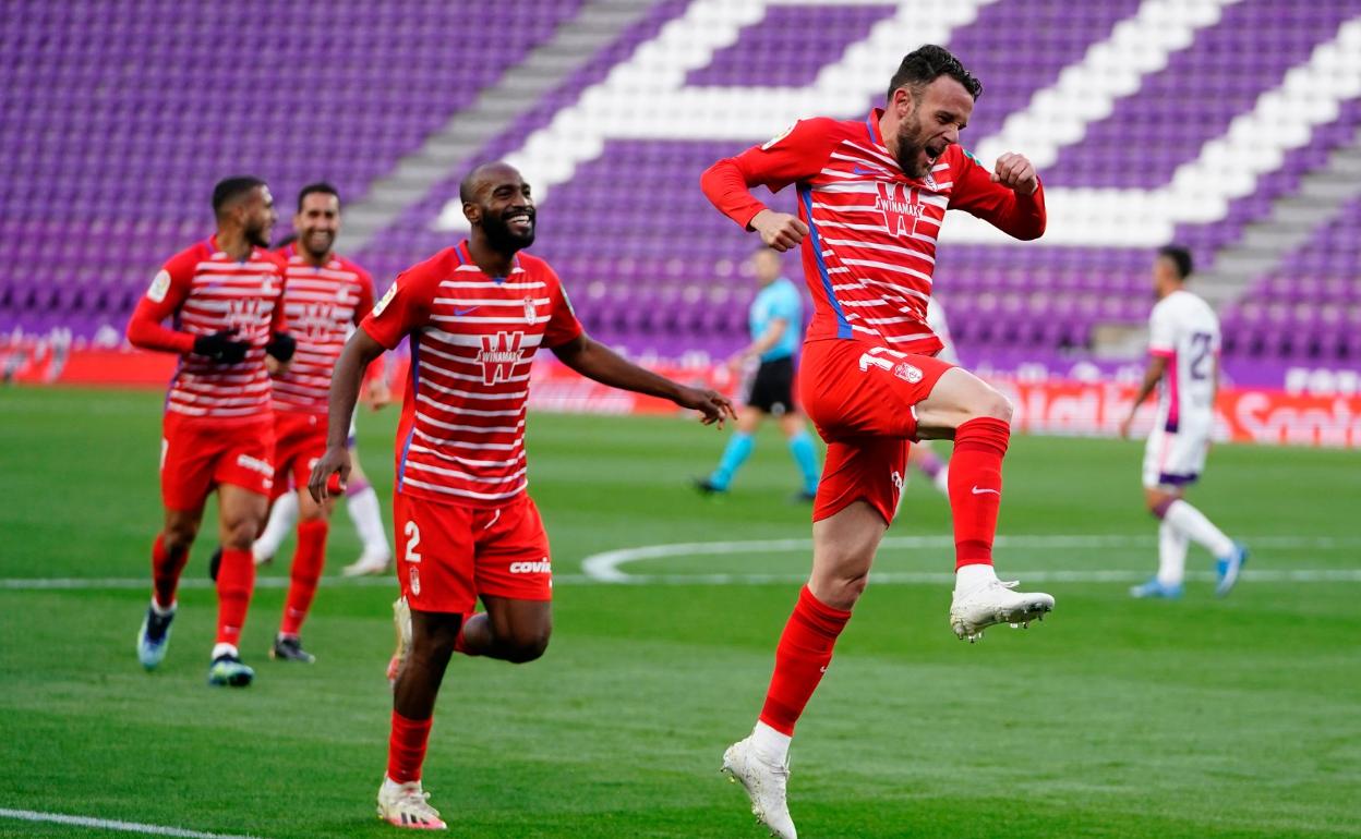 Quini celebra el segundo gol del Granada. 