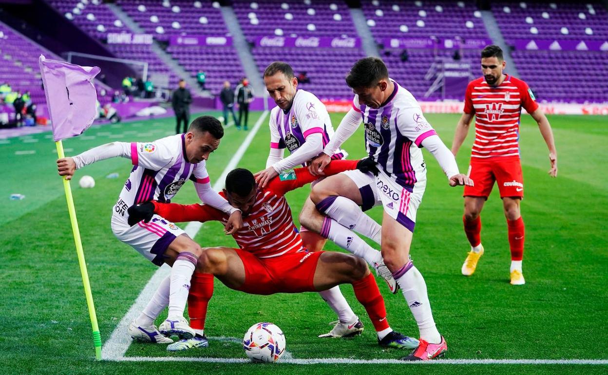 Luis Suárez protege un balón ante tres rivales del Valladolid en la recta final. 