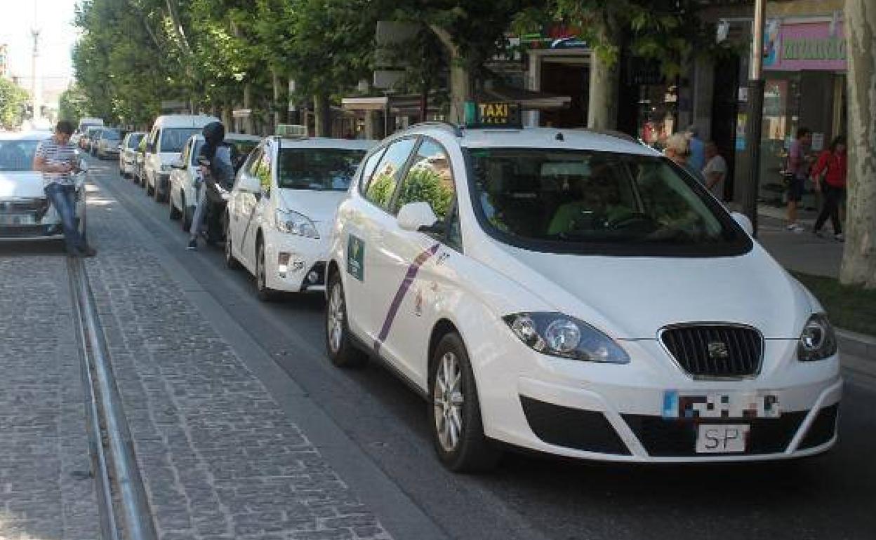 Taxis en el Paseo de la Estación de Jaén capital. 