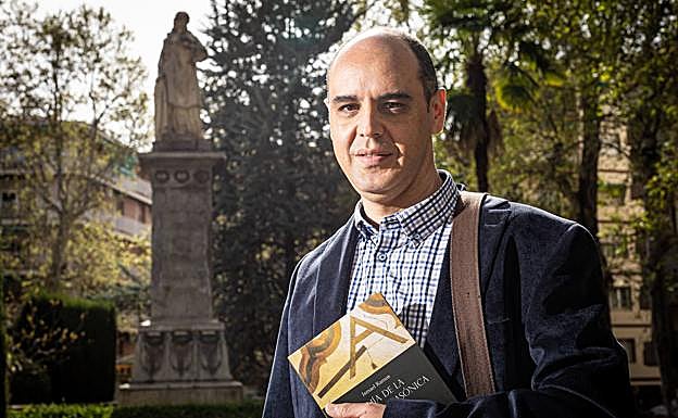 El autor del libro, Ismael Ramos, con la estatua de Mariana Pineda al fondo.