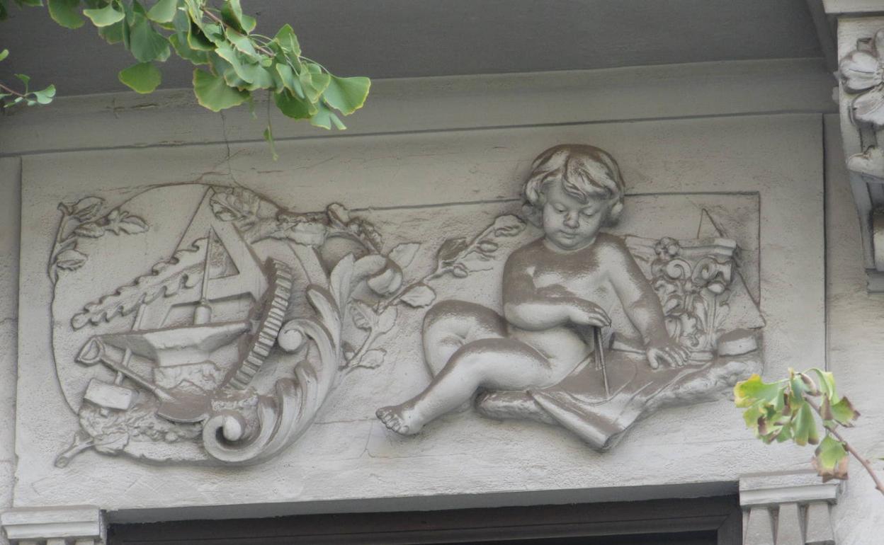 Dintel masónico en la Gran Vía.