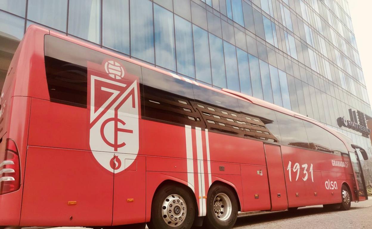 El autobús del Granada, ya en Manchester. 