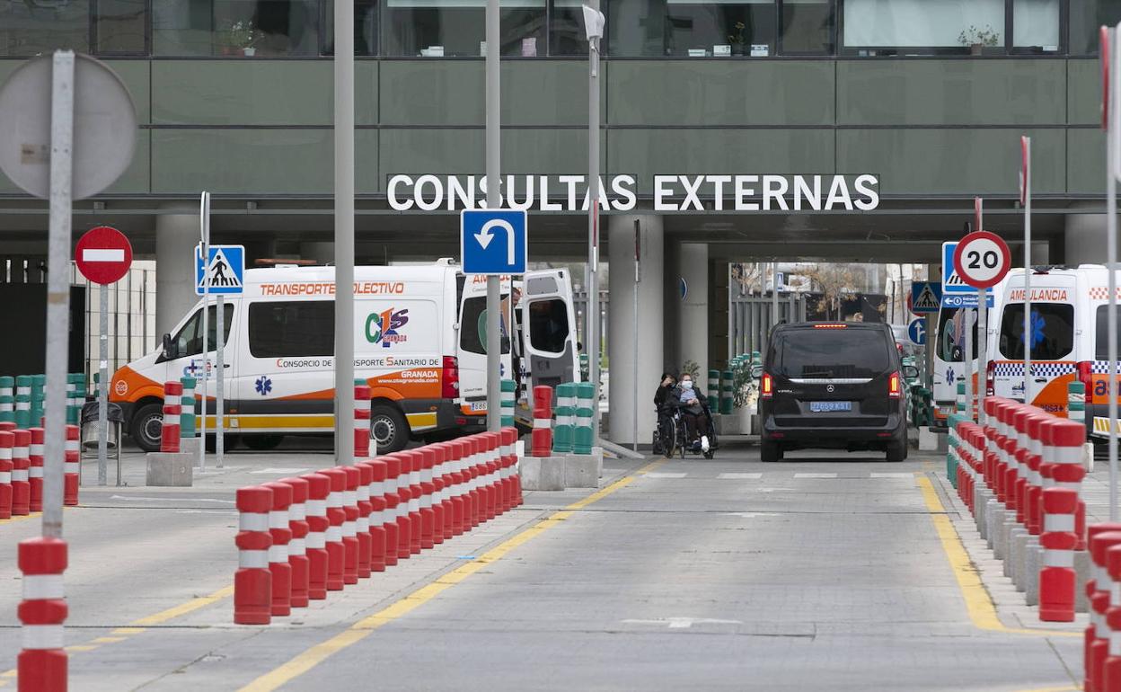 Aparatoso accidente en Granada | Herida una mujer al caerle una cristalera en la cabeza desde un quinto piso cuando andaba por a calle