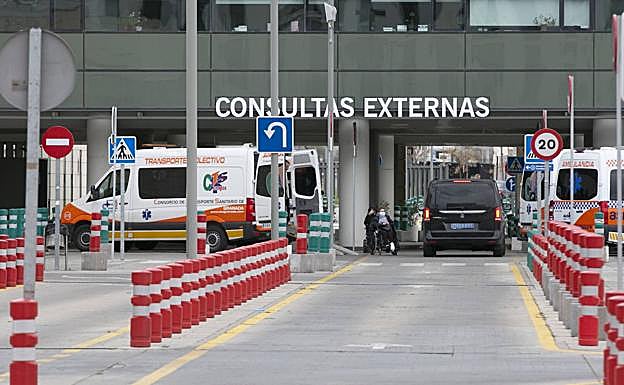 Herida una mujer en Granada al caerle una cristalera en la cabeza desde un quinto piso cuando andaba por la calle