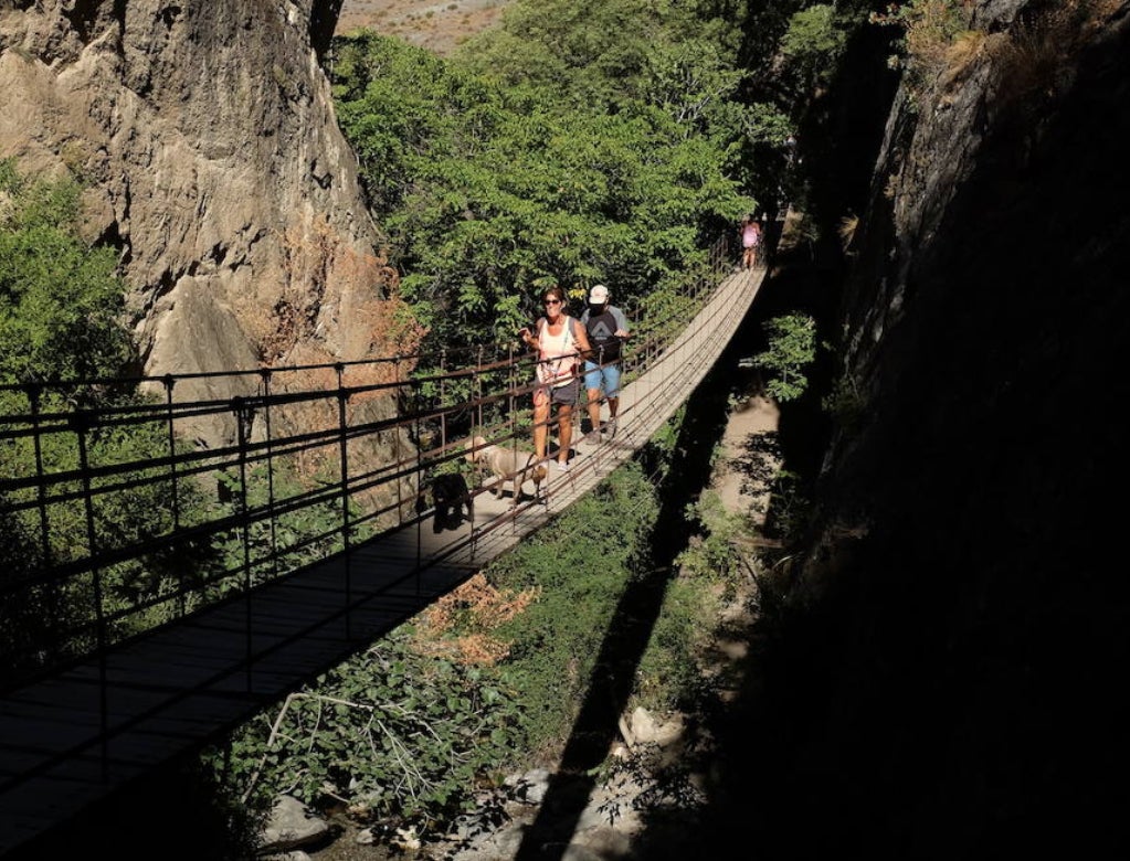 Imagen principal - Senderismo en Granada | Una ruta por los Cahorros para descubrir el cañón del río Monachil
