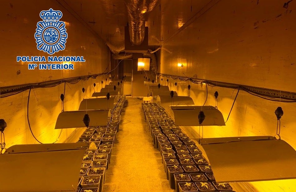 Encuentran un enorme tráiler en Granada que funcionaba como sofisticado invenadero de marihuana