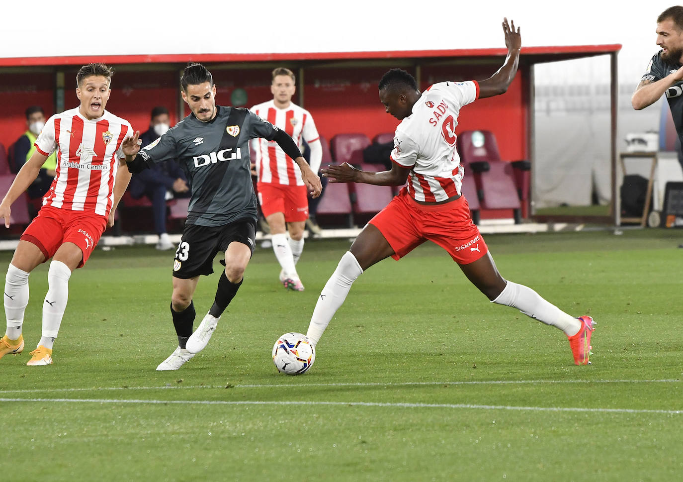 Sadiq intenta llevarse el balón y meterse en el área ante el Rayo Vallecano, en el Estadio de los Juegos Mediterráneos.