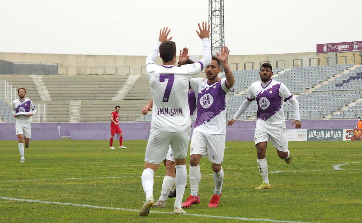 Los jugadores blancos celebran un tanto en La Victoria. 