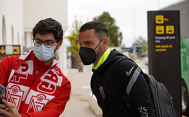 Roberto Soldado se fotografía con un seguidor del Granada que acudió a despedir a los jugadores en el aeropuerto. 