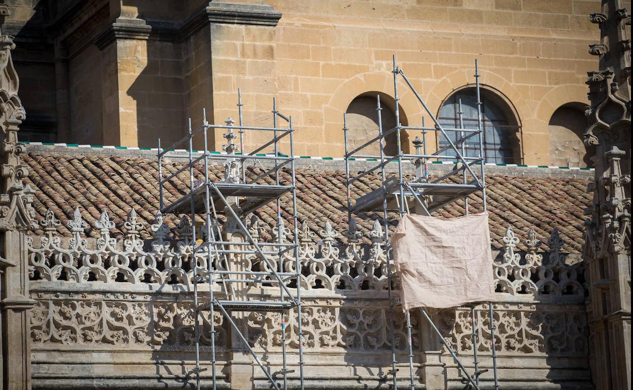 Andamios colocados en las cresterías de la Capilla Real, ejemplo de gótico tardío, para intervenir en dos de sus pináculos. 