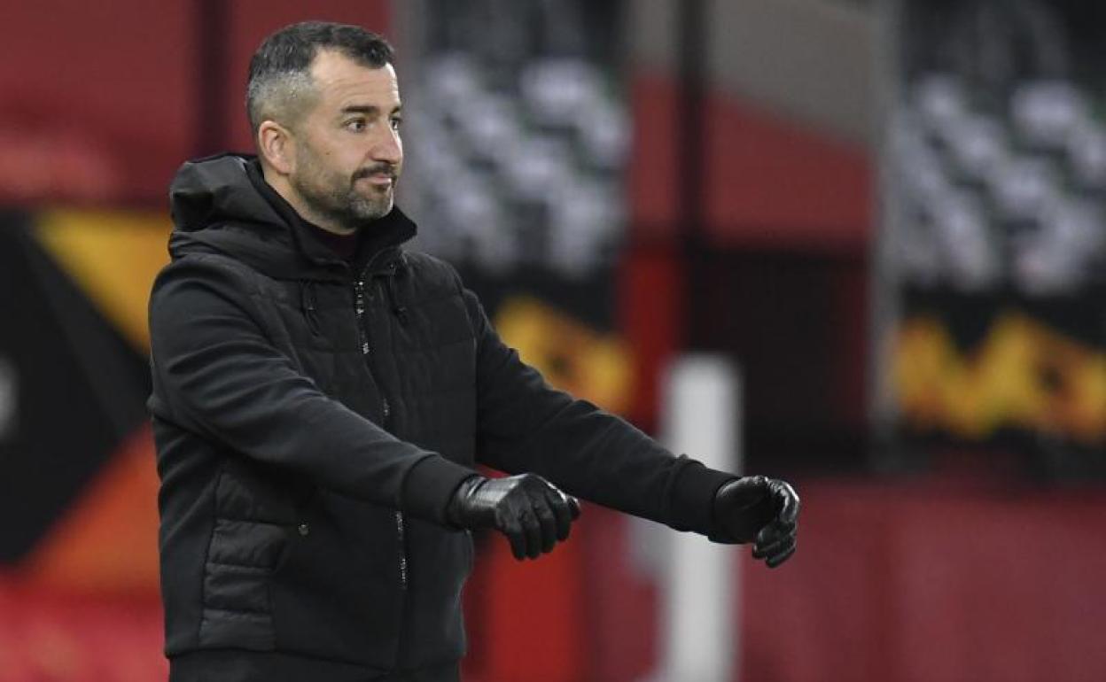 Diego Martínez desde el famoso banquillo enladrillado de Old Trafford. 