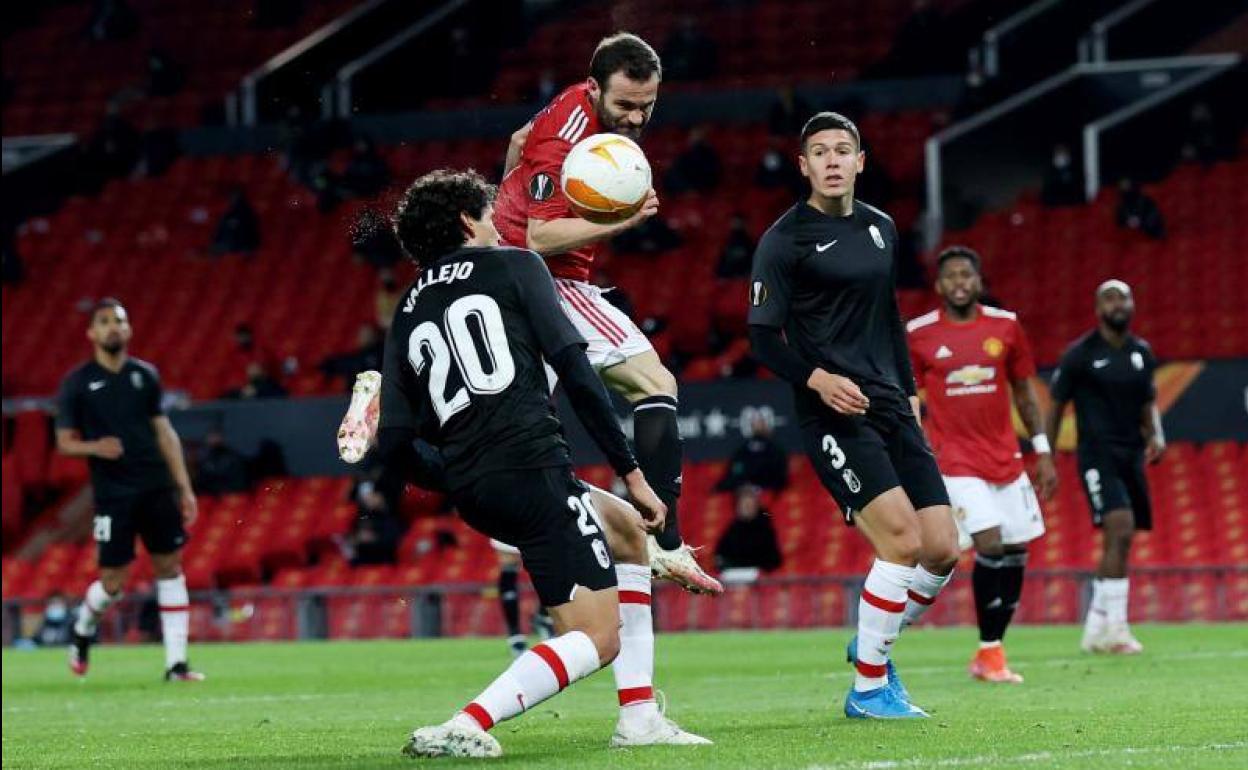 Jesús Vallejo desvía hacia su portería el balón después de que Mata no lo llegase a rematar. 