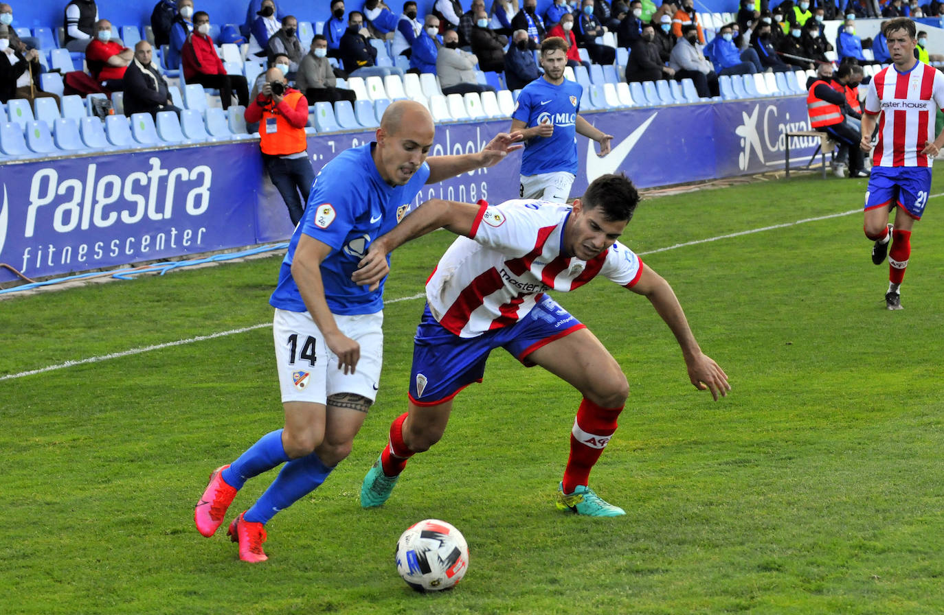 Toni García regateando a un defensa del Algeciras. 