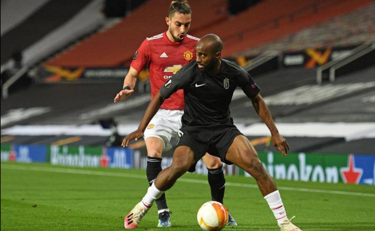 Foulquier protege un balón ante Álex Telles en el partido. 