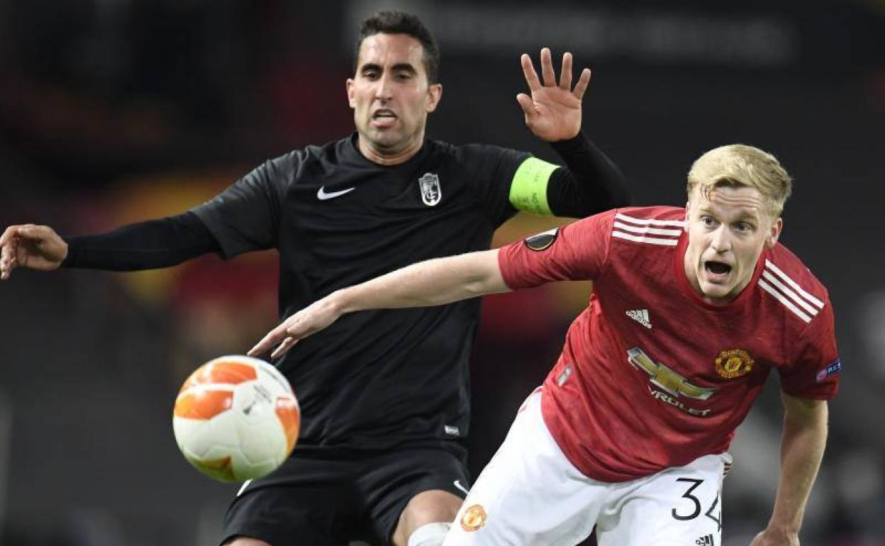 Ángel Montoro pugna un balón con Van de Beek en Old Trafford. 