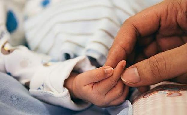 Las ayudas económicas que pueden solicitar los padres y madres en 2021