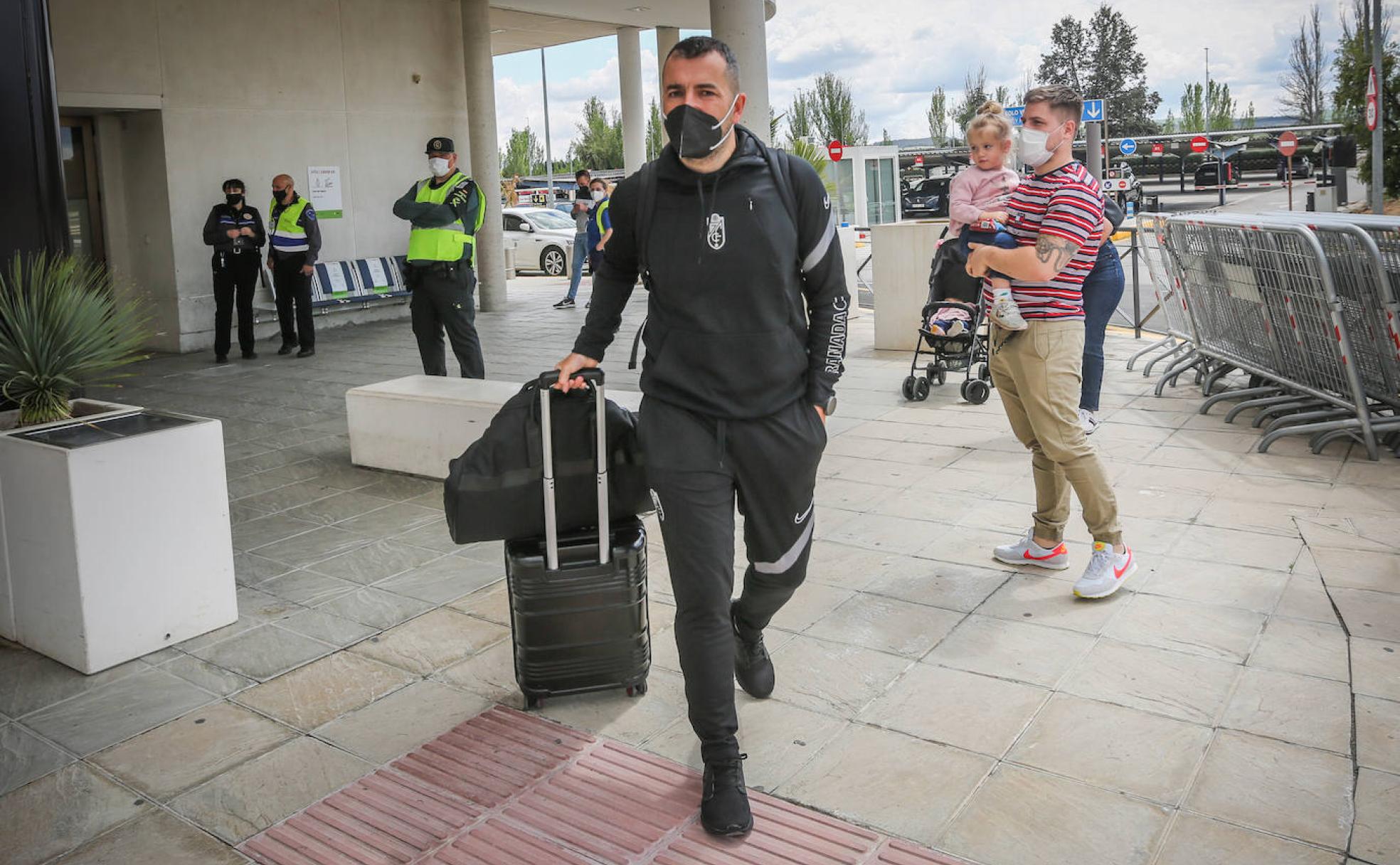 Diego Martínez arrastra su maleta en el aeropuerto de Granada ayer a su llegada de Mánchester.