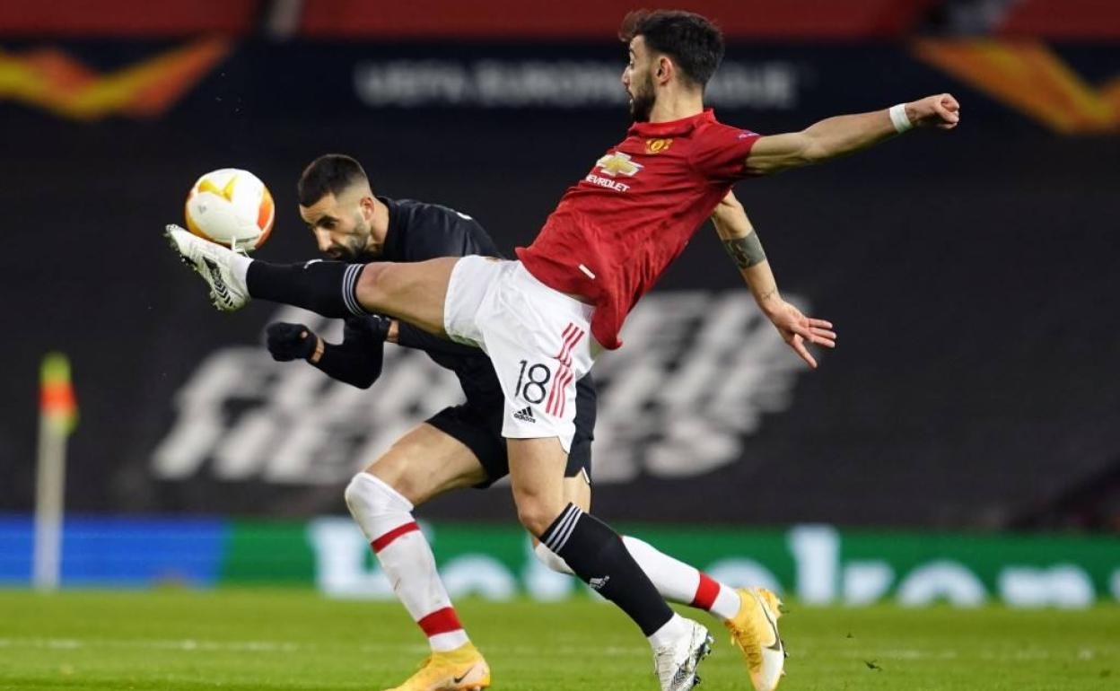 Max Gonalons mete la cabeza ante un balón dividido con Bruno Fernandes. 