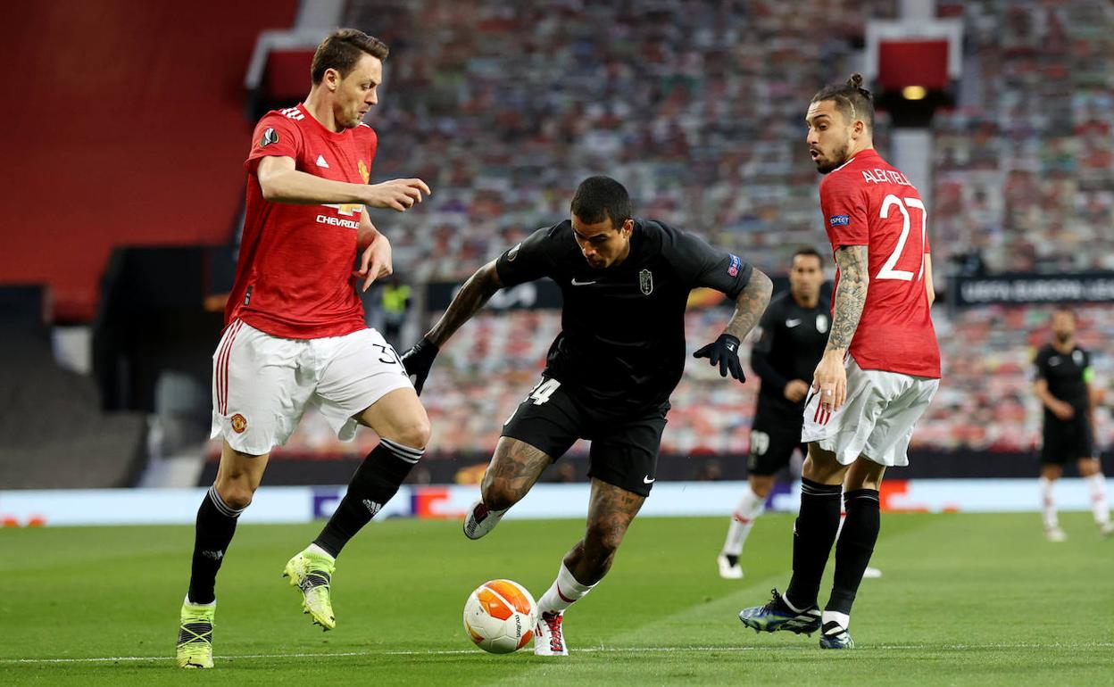 Kenedy, en un intento de marcharse de la defensa del United. 