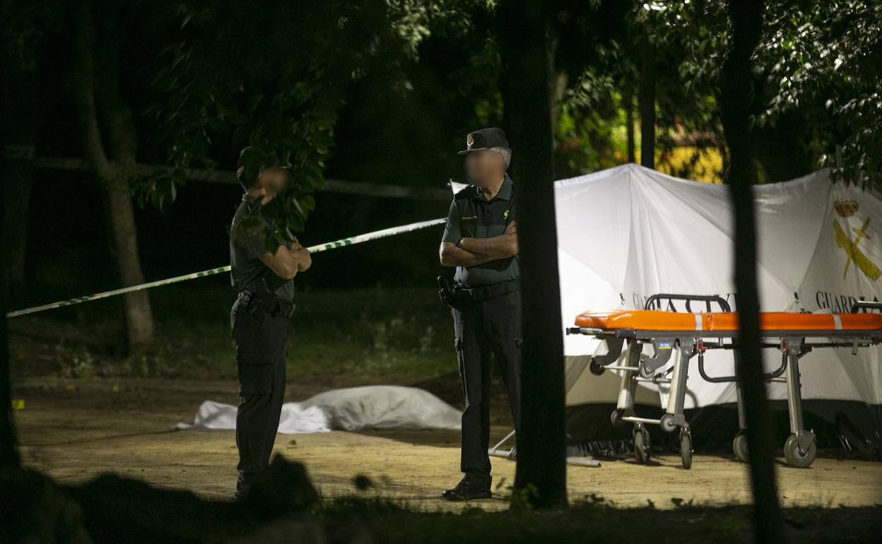 Dos agentes, junto al cadáver, en el parque de Maracena donde ocurrieron los hechos en 2019. 