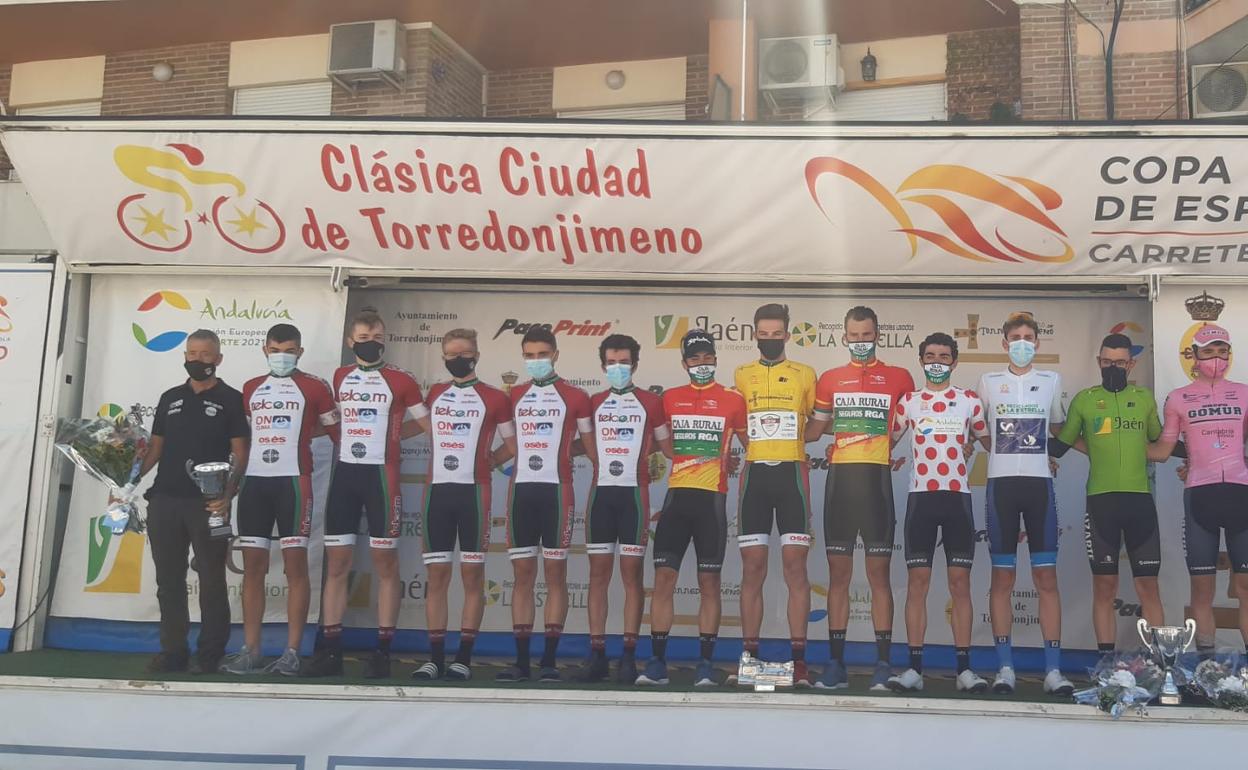 Podio con los ganadores de las diferentes clasificaciones de la 'Clásica' fiesta del ciclismo jienense.